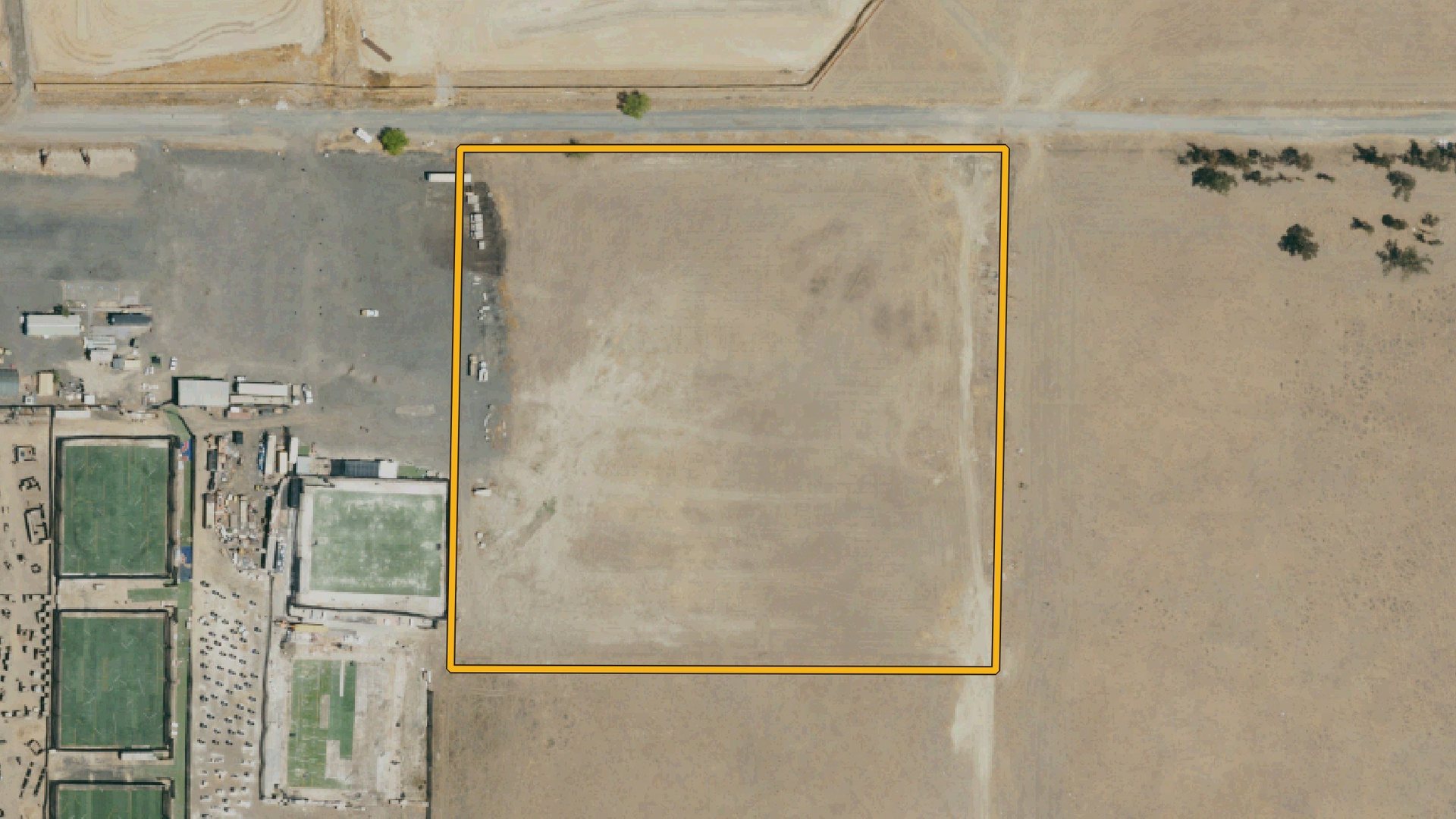 Aerial photo with the assessor parcel line for APN 330-090-012 on the south side of E. Ellis Ave